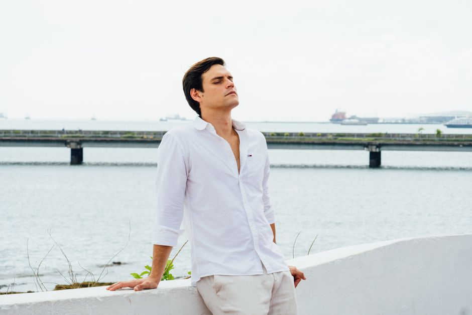 Shirts To Wear With Skinny Jeans: Why Most Tops Ruin Skinny Jeans (And 7 That Actually Work)