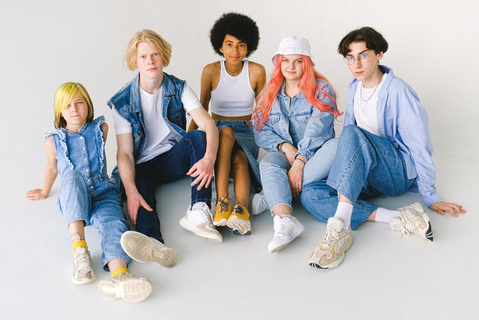 Y2K Fashion for Guys: How to Nail the 2000s Look Without Looking Like a Costume